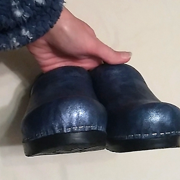 NIB Womens Sanita Signature leather metallic blue nursing shoes clogs size 38☄️ - Picture 6 of 11